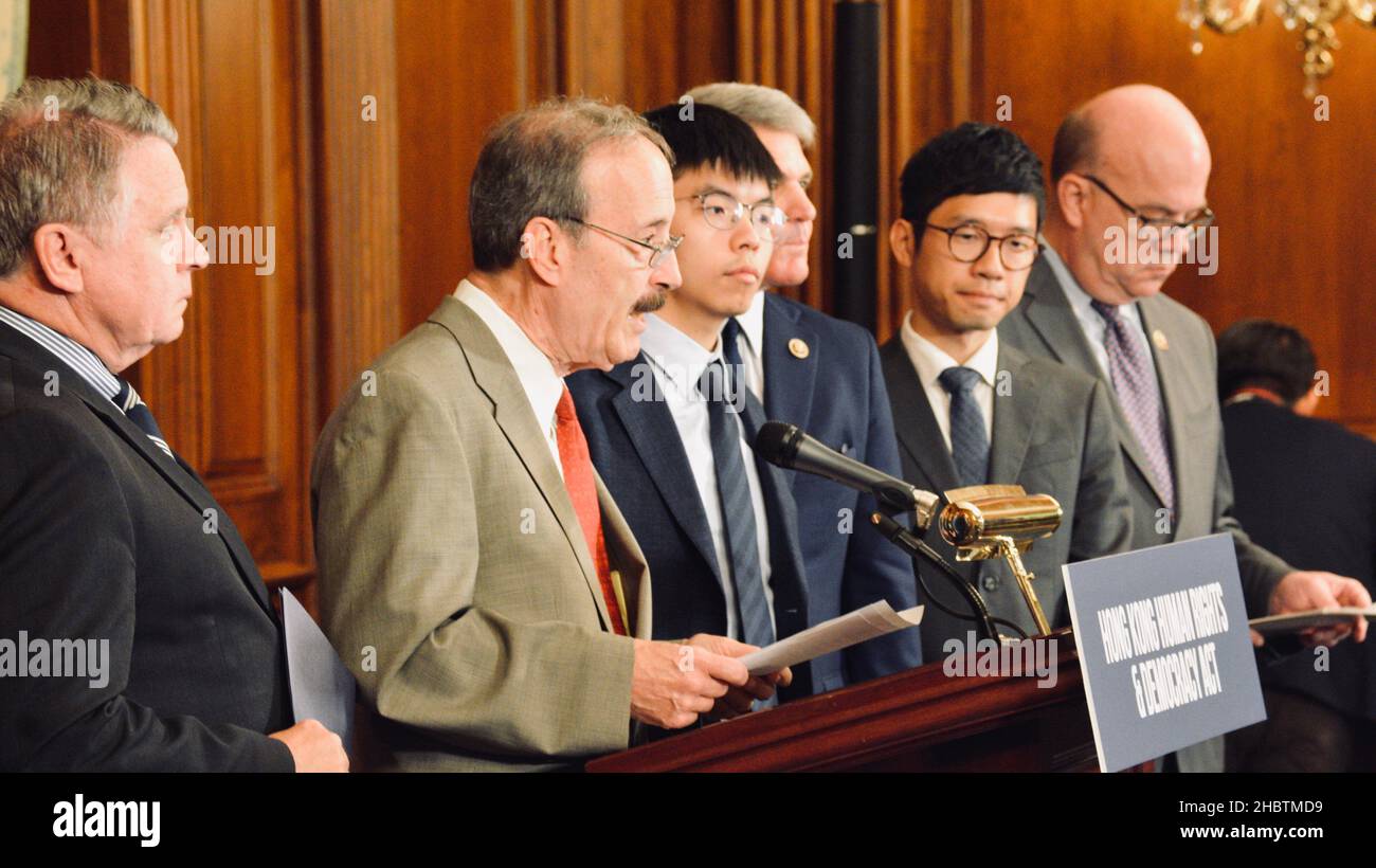 Il rappresentante Eliot Engel con l'attivista studentesca di Hong Kong Joshua Wong parla della situazione di Hong Kong durante una visita al Campidoglio degli Stati Uniti ca. 18 settembre 2019 Foto Stock