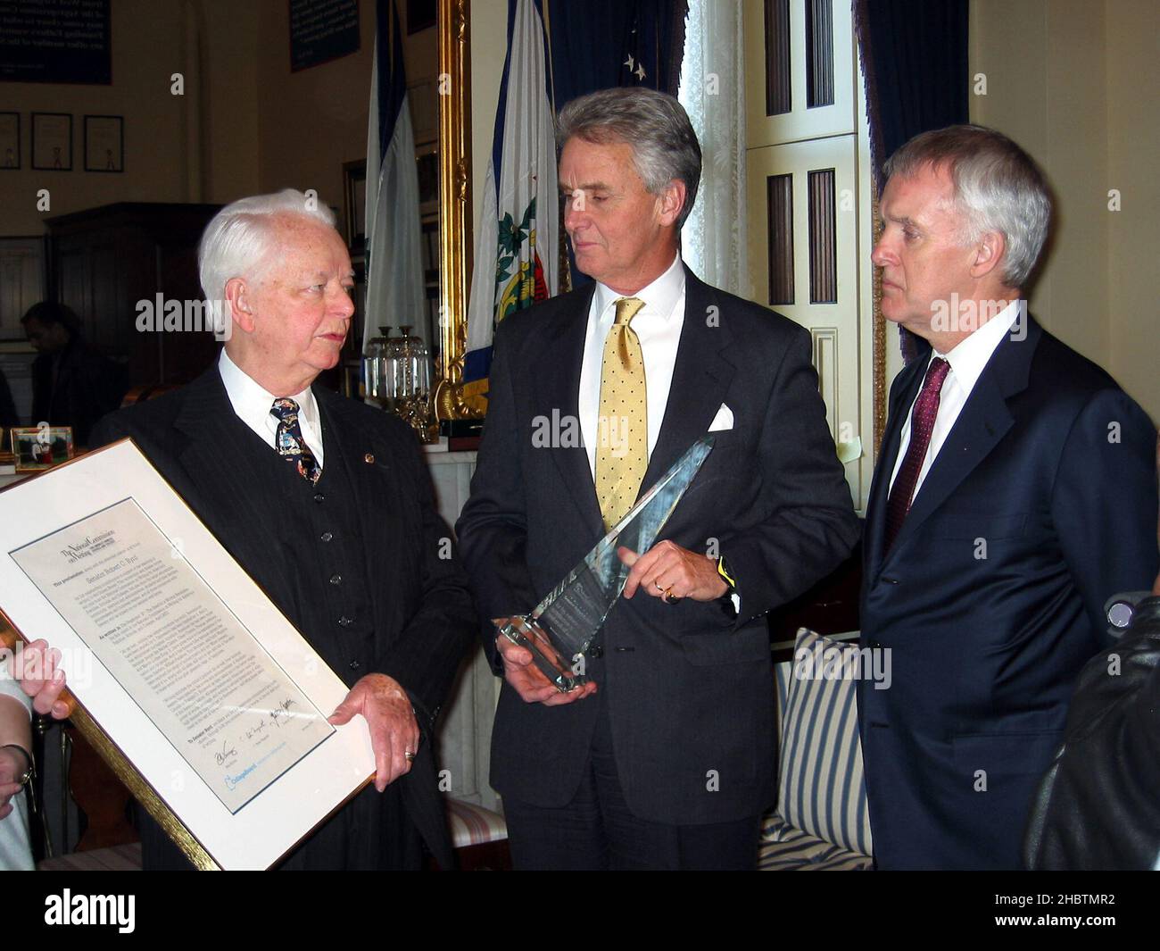 Il senatore Robert Byrd riceve un premio dall'ex governatore Gaston Caperton e dall'ex senatore Bob Kerrey ca. 21 gennaio 2004 Foto Stock