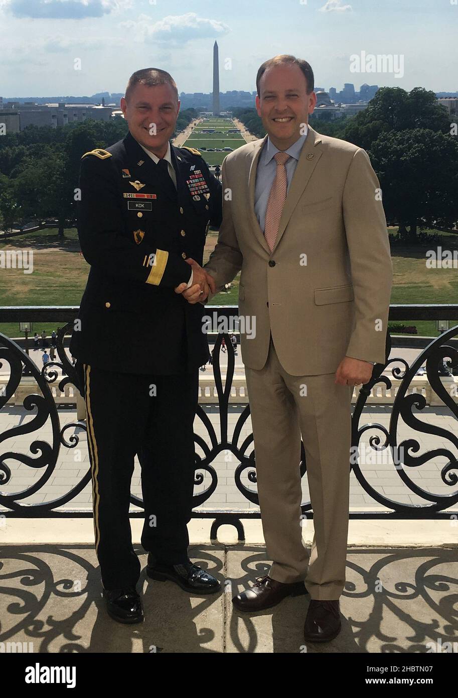 Mercoledì 11 luglio 2018, il congressista Lee Zeldin (R, NY-1) si è incontrato con il generale maggiore Troy Kok per discutere la disponibilità militare e il futuro della Riserva dell'Esercito. MG Kok è il comandante generale della Divisione di preparazione del 99th, che sovrintende alle operazioni della Riserva dell'Esercito per i 13 stati nordorientali del nostro nationâ. CA. 11 luglio 2018 Foto Stock