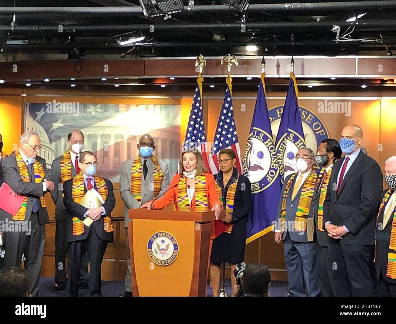 Il congressuale Nancy Pelosi ha tenuto una conferenza stampa con i colleghi del Congresso democratico, tutti i Kente Cloths del Ghana. Si unì al Congresso Karen Bass, al Congresso Jerry Nadler e ad altri ca. 8 giugno 2020 Foto Stock