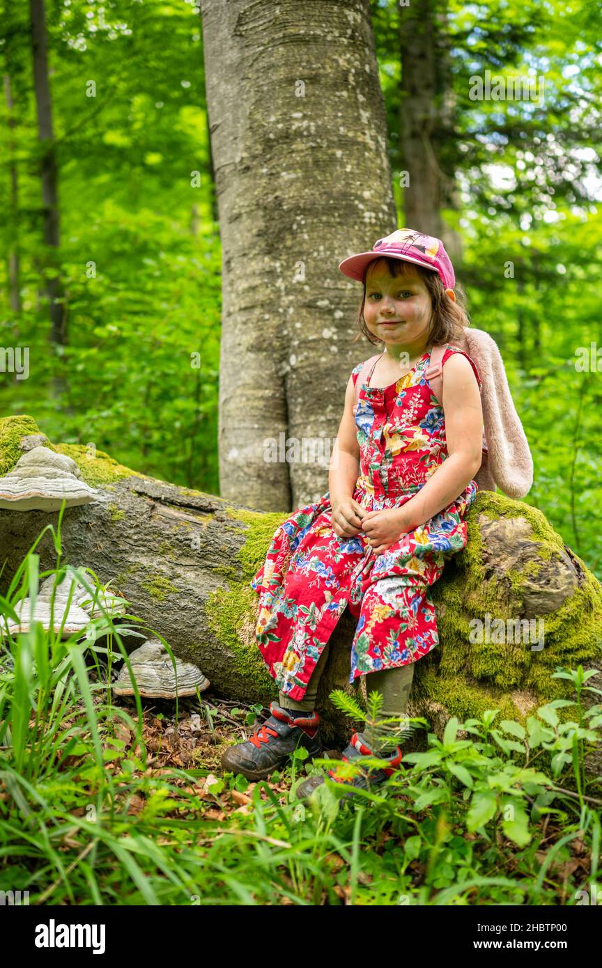 Una giovane ragazza in viaggio nella foresta. Foto Stock