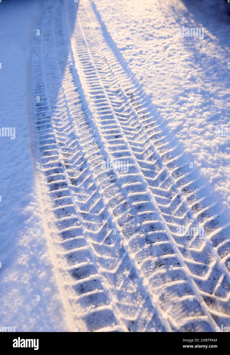 Tracce di pneumatici invernali lasciate nella neve Foto Stock