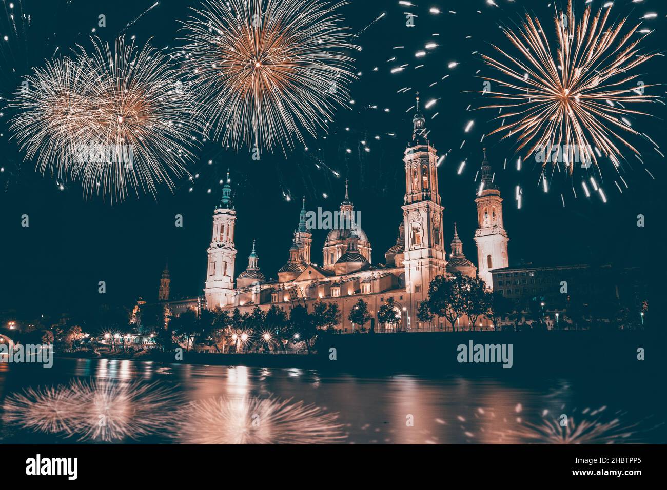 Basilica di Pilar con fuochi d'artificio, celebrazione del Capodanno a Saragozza, Spagna Foto Stock