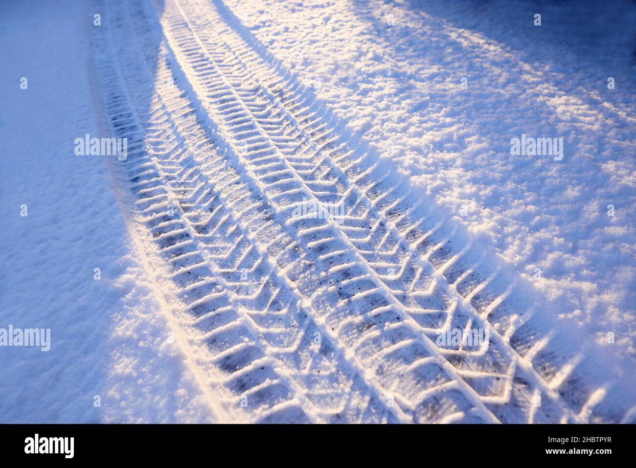 Tracce di pneumatici invernali lasciate nella neve Foto Stock
