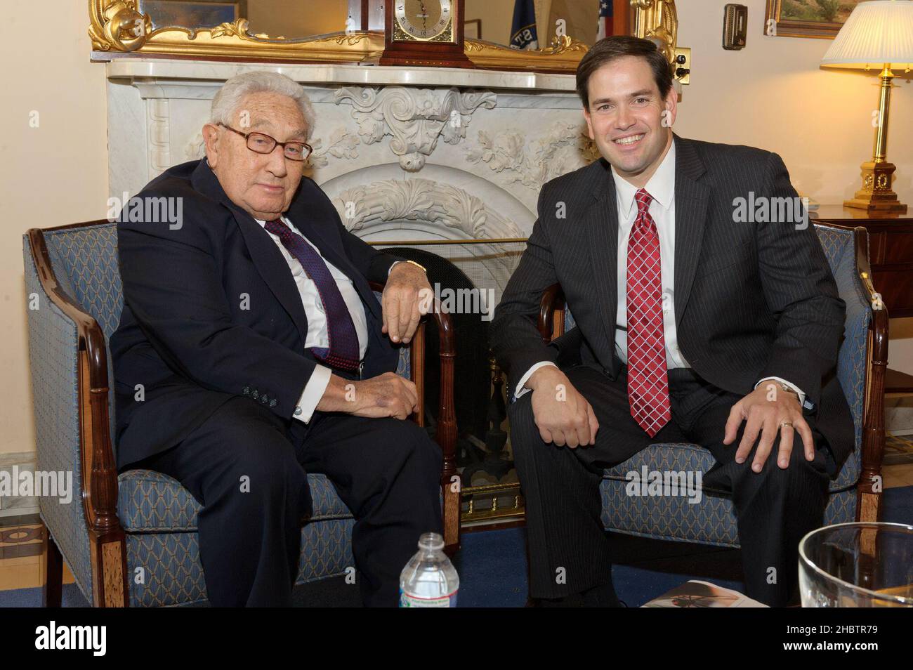 Sen. Marco Rubio incontro con l'ex Segretario di Stato Henry Kissenger ca. 2 novembre 2011 Foto Stock