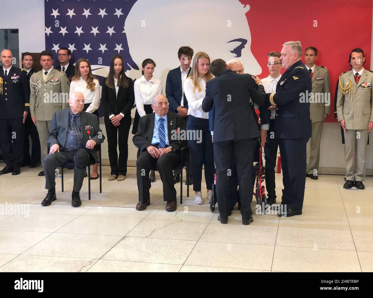 Macron presenta la Légion d'honneur ai veterani americani della seconda Guerra Mondiale ca. 25 aprile 2018 Foto Stock