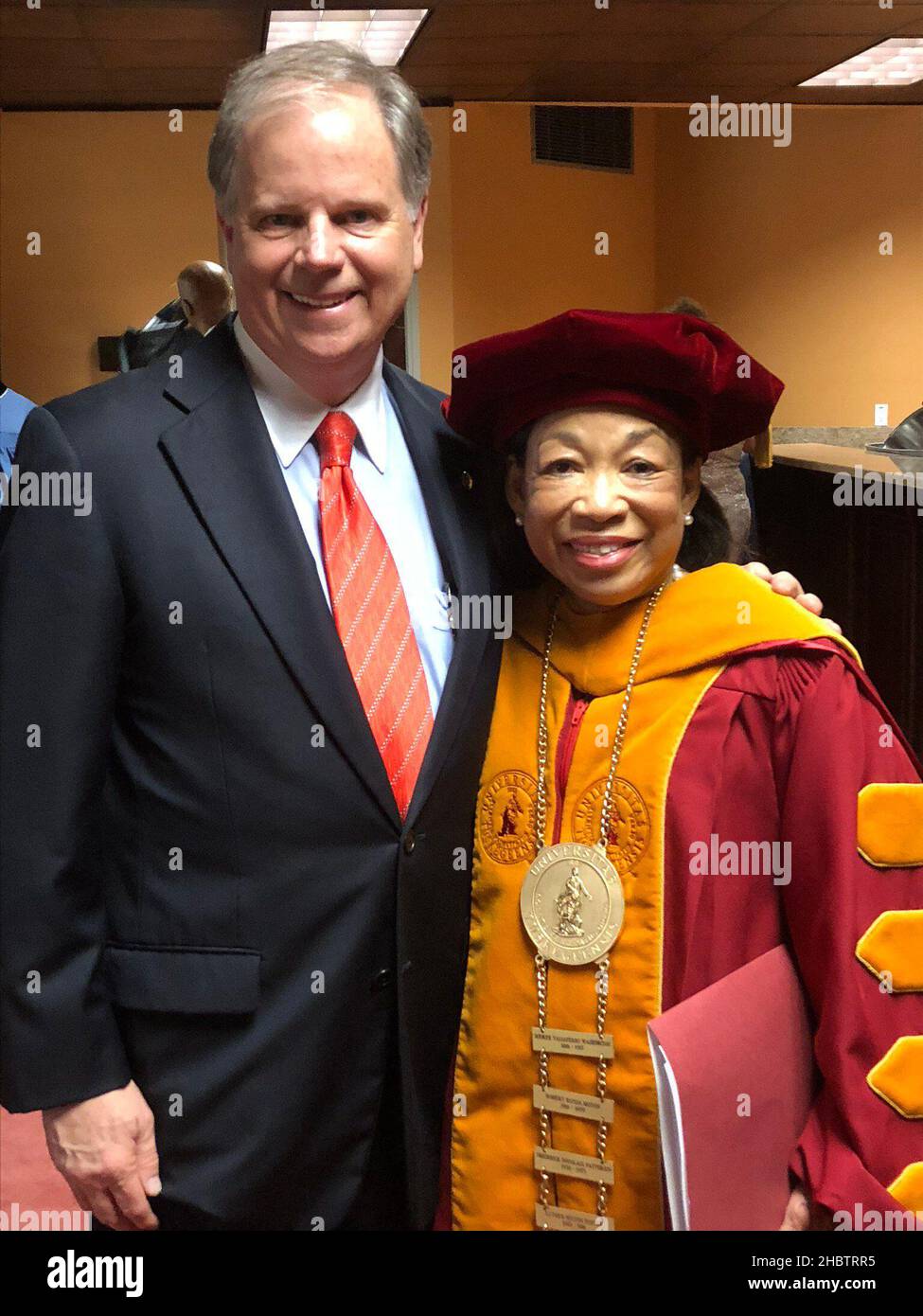 Il senatore Doug Jones e il Dr. Lily D. McNair, il presidente recentemente inaugurato della Tuskegee University ca. 18 marzo 2019 Foto Stock