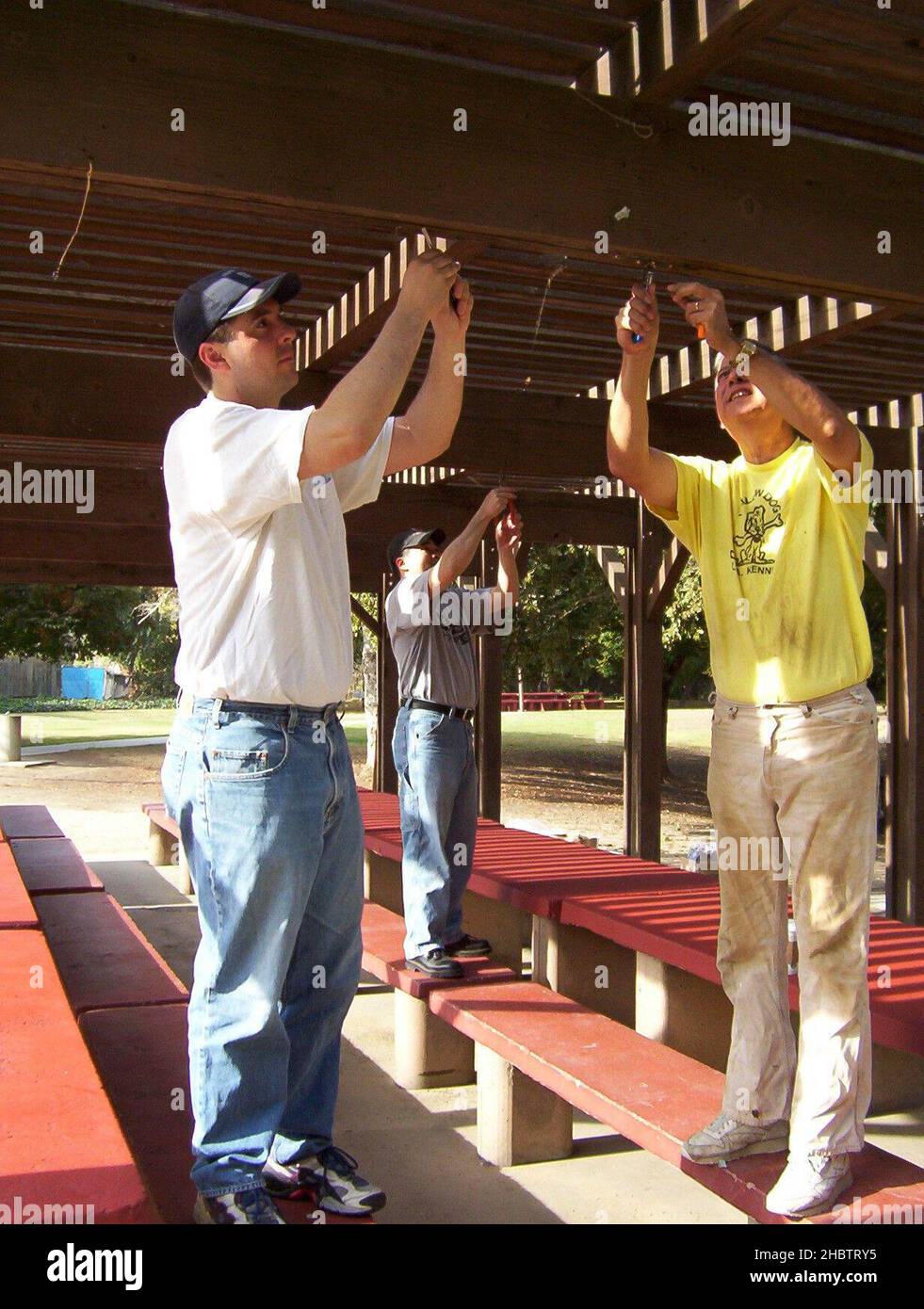 Le Nunes del Rep. Devin (a sinistra) e i membri del personale partecipano all'annuale Make a Difference Day facendo un progetto di bellezza del parco ca. 25 ottobre 2003 Foto Stock