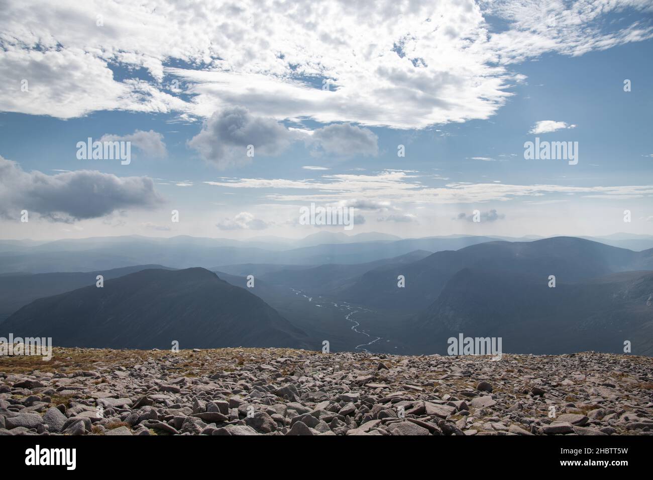 La vista verso sud del fiume Dee dalla cima di ben Macdui nel Cairngorms National Park in Scozia, Regno Unito Foto Stock