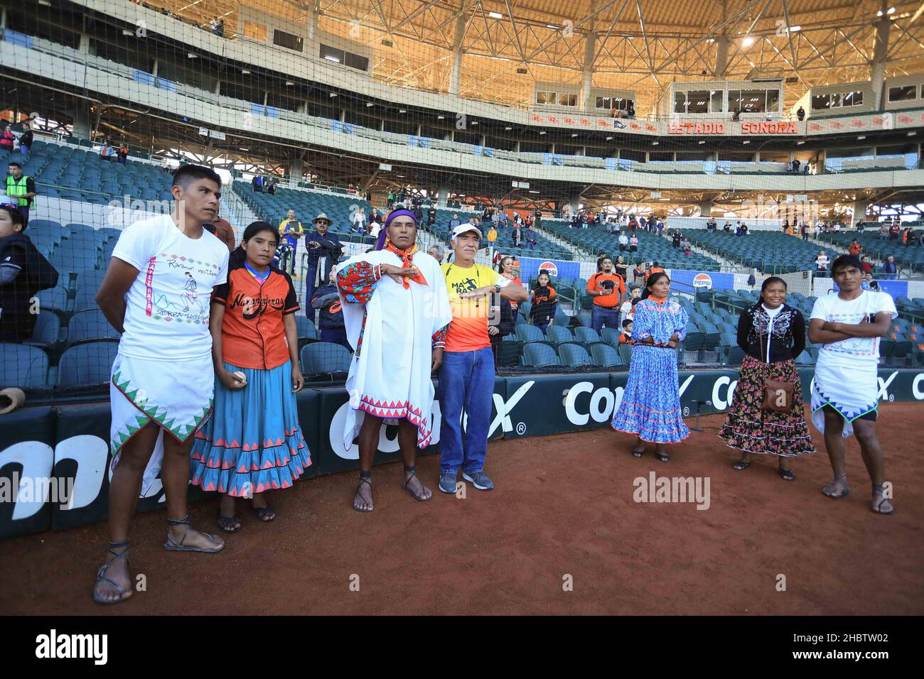 María Lorena Ramírez Hernández corredora de fondo mexicana de la comunidad indígena rarámuri se presento en el estadio sonora para el lanzamiento de l Foto Stock