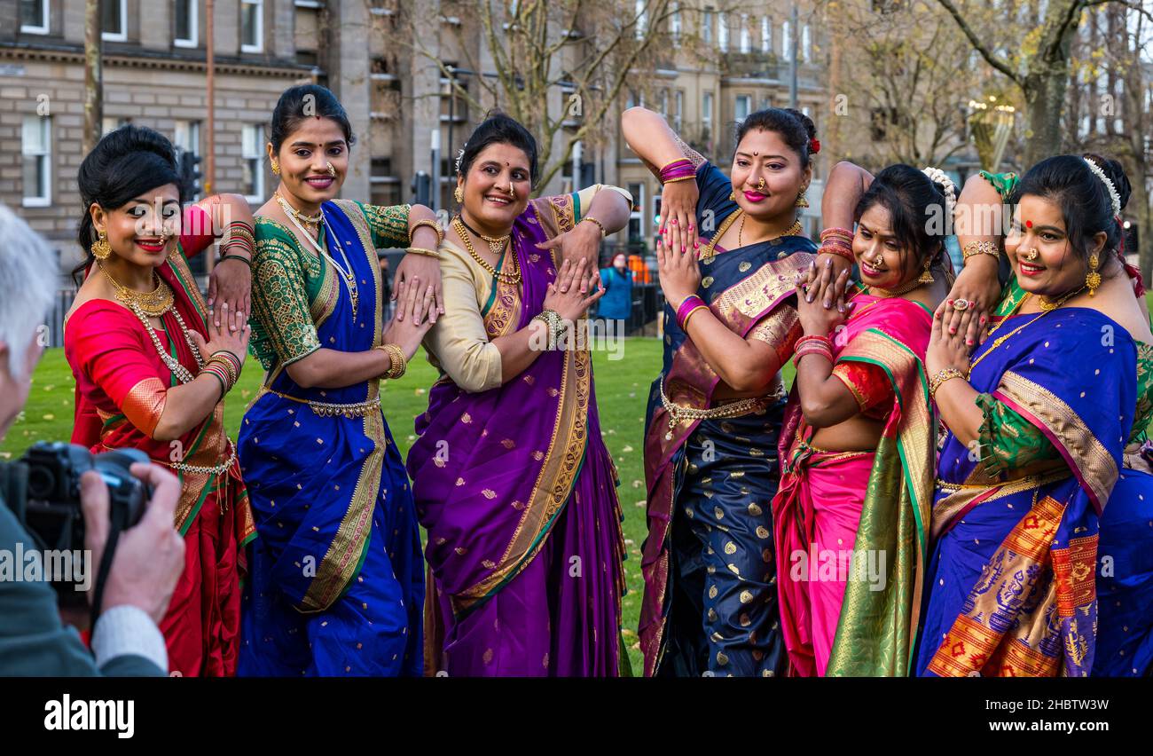 Fotografo che fotografa le ballerine indiane, evento del festival di Diwali, Edimburgo, Scozia, Regno Unito Foto Stock