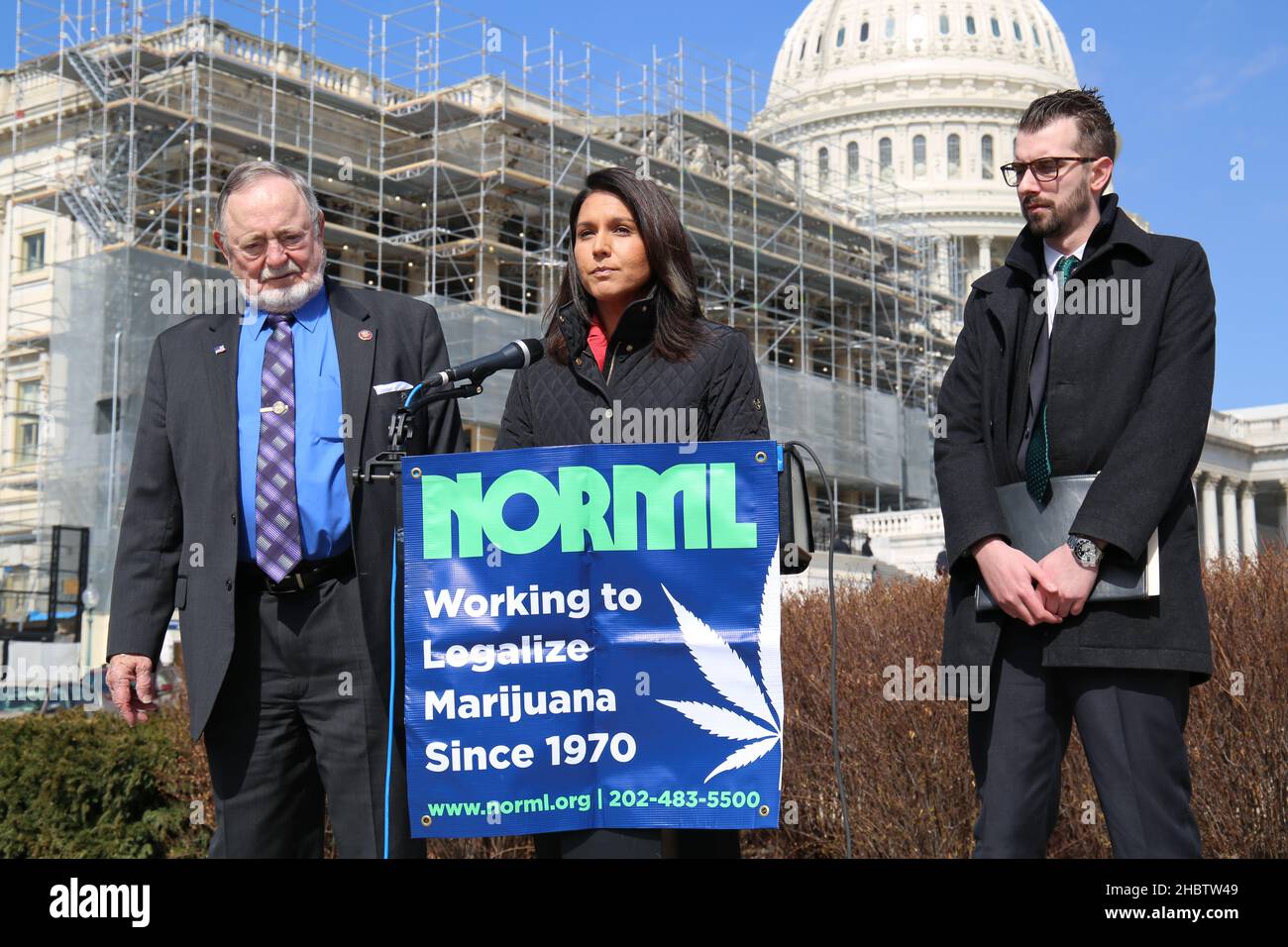 I rappresentanti degli Stati Uniti Don Young e Tulsi Gabbard parlano a sostegno della fine del Federal Marijuana Proibizional Act ad una conferenza stampa fuori del Campidoglio degli Stati Uniti. A loro si affiancano Erik Altieri, Direttore Esecutivo di NORML ca. 7 marzo 2019 Foto Stock