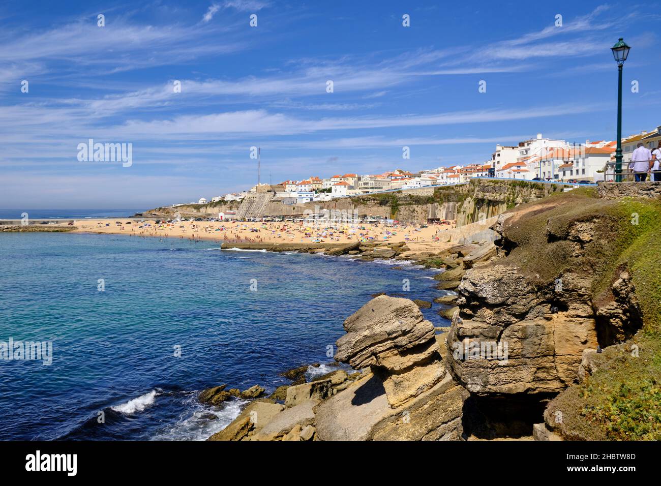 La spiaggia di Praia dos Pescadores e il villaggio di Ericeira si affacciano sull'Oceano Atlantico. Portogallo Foto Stock