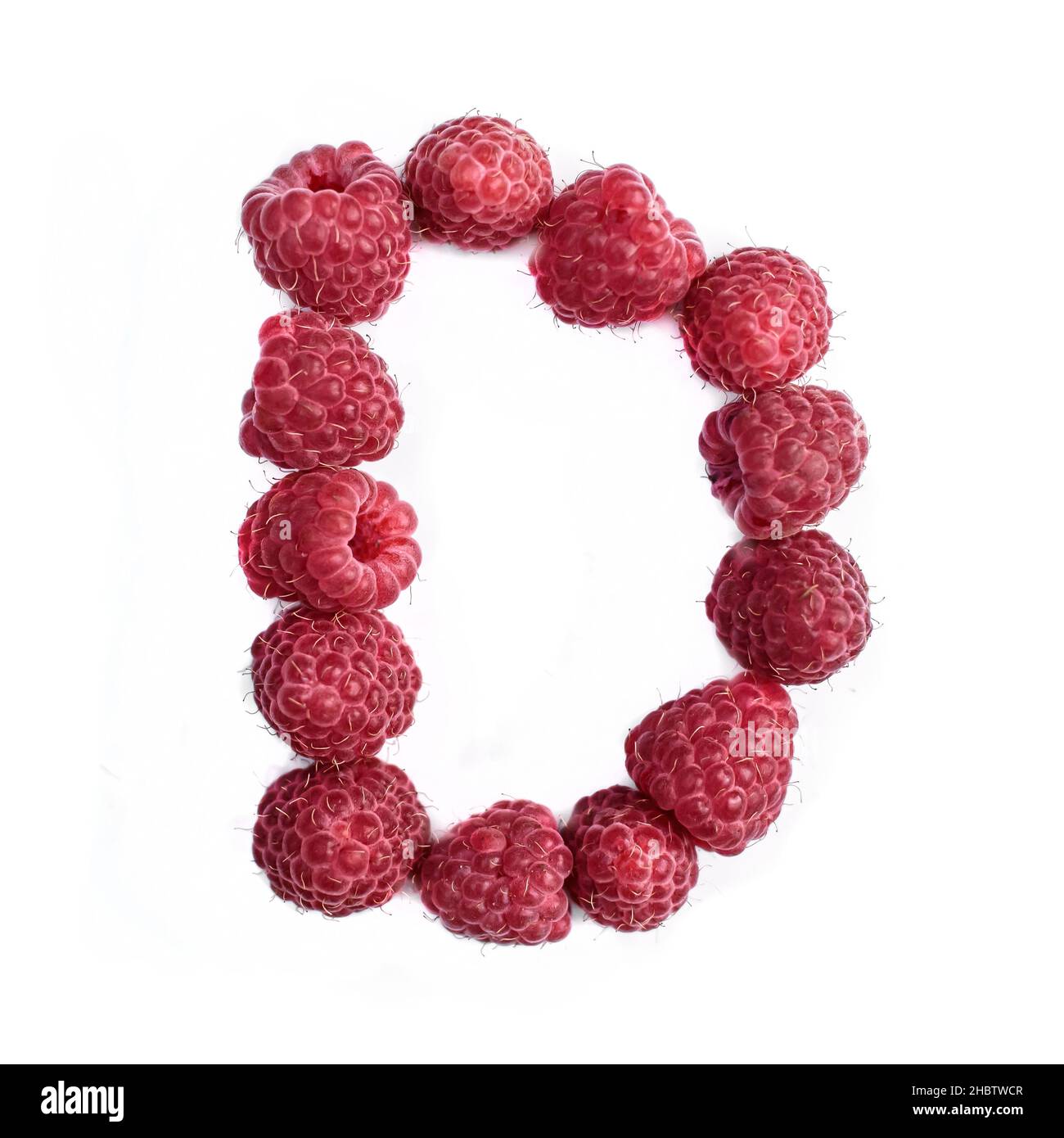 La lettera D dell'alfabeto inglese di lamponi rossi maturi, , isolano su sfondo bianco Foto Stock