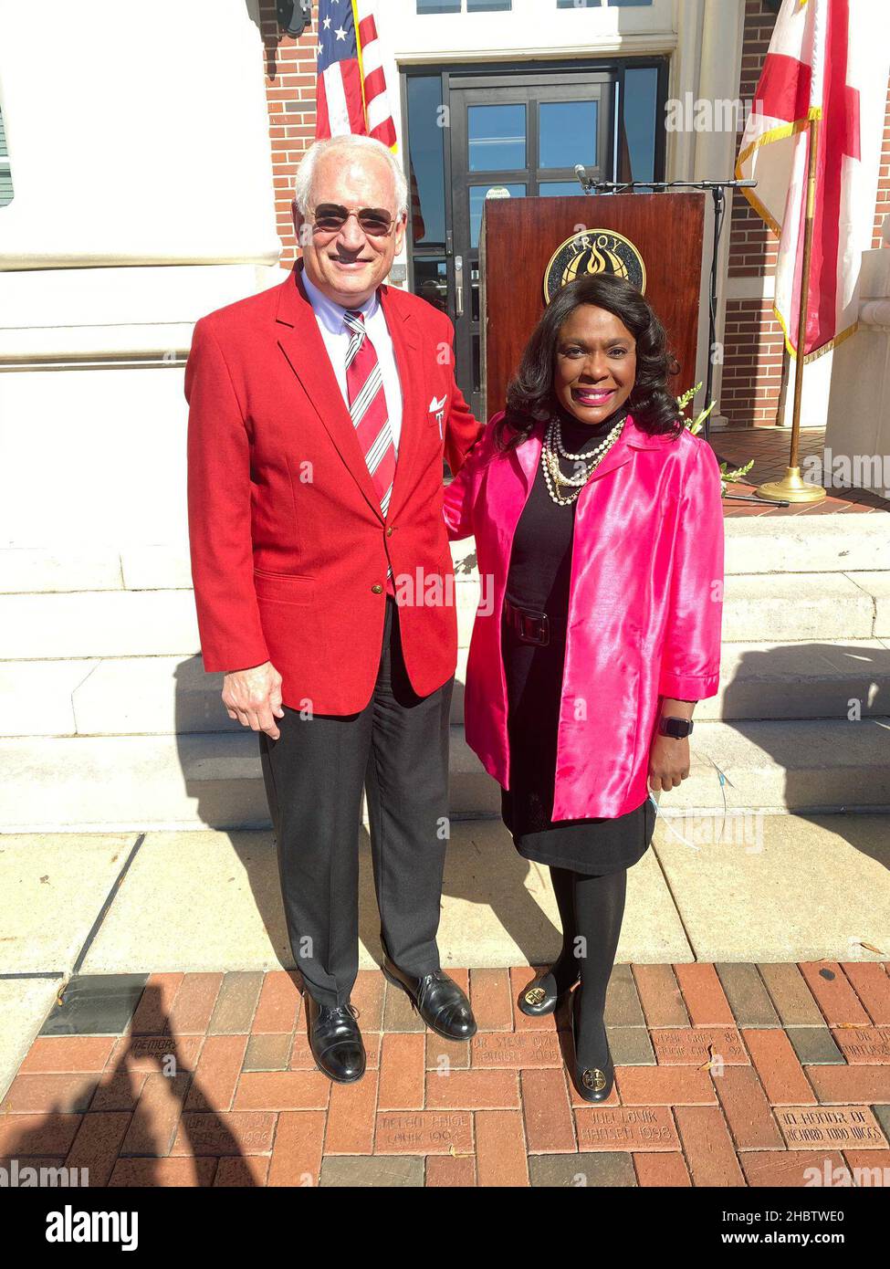 Jack Hawkins e Terri Sewell all'apertura di John Robert Lewis Hall alla Troy University ca. 13 novembre 2020 Foto Stock