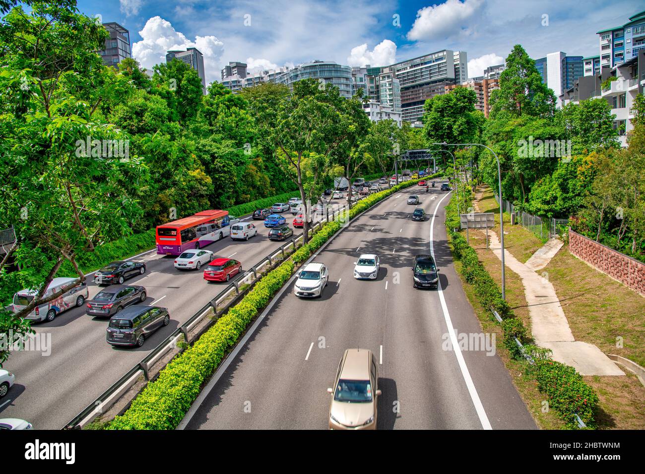 SINGAPORE - 31st DICEMBRE 2019: Traffico di auto lungo una strada principale della città Foto Stock