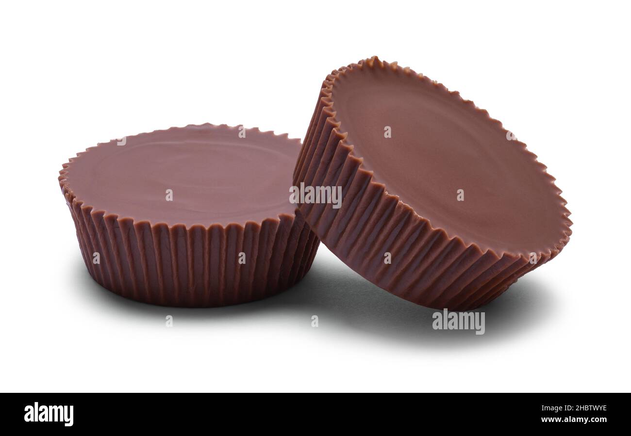 Due tazze di burro di arachidi al cioccolato tagliate su bianco. Foto Stock
