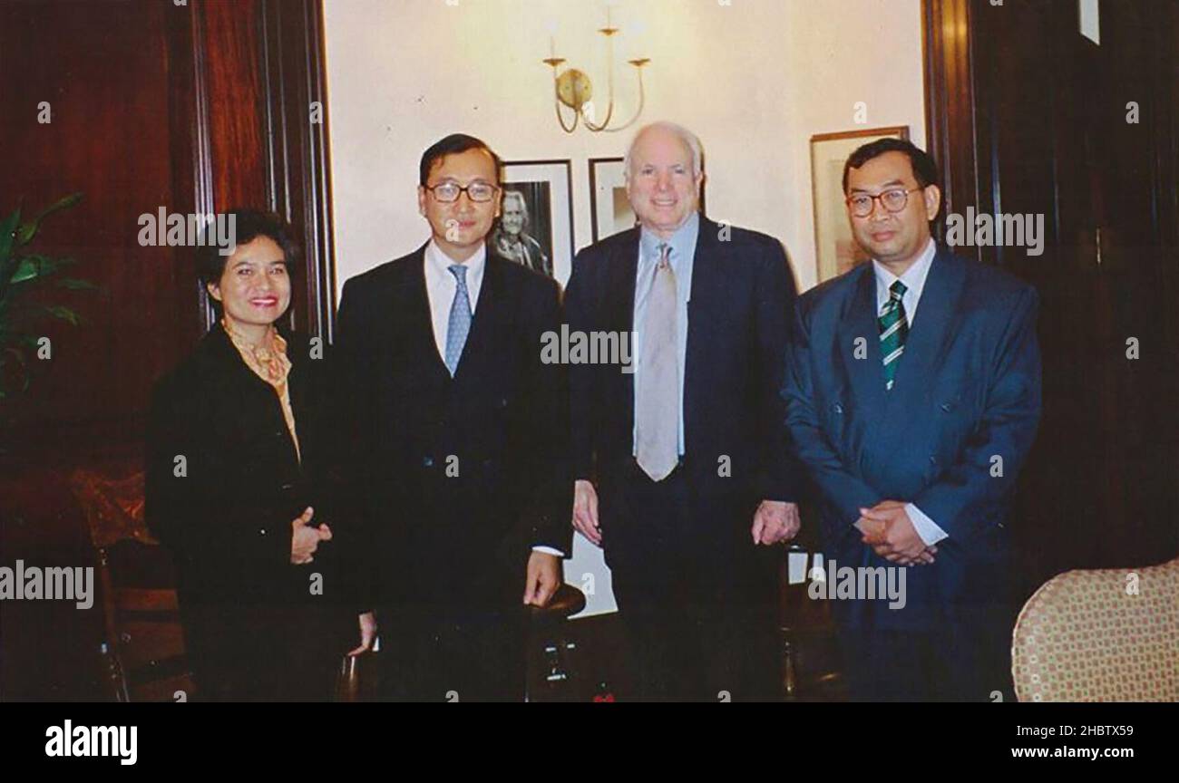 Una foto dal senatore John McCain al leader dell'opposizione cambogiano Sam Rainsy e sua moglie Tioulong Saumura con la didascalia a Rainsy & Saumura, con ammirazione, apprezzamento ed affetto. Auguri, John McCain. Foto Stock