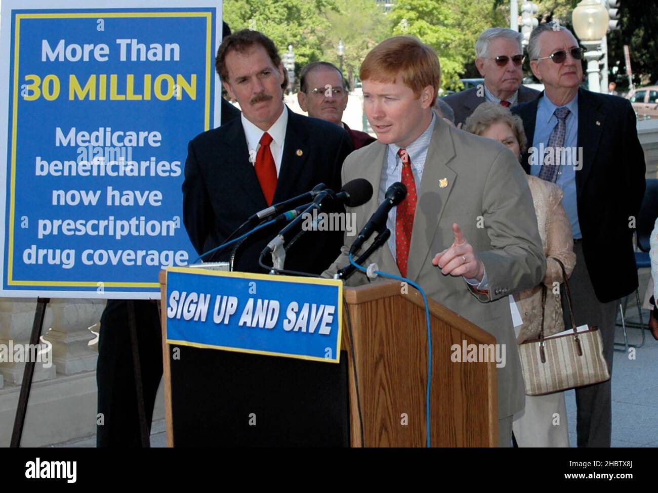 Il congressista Adam Putnam si unisce ai colleghi per una conferenza stampa per discutere come il nuovo beneficio della droga della prescrizione medica sta aiutando gli anziani attraverso la nazione ca. 27 aprile 2006 Foto Stock