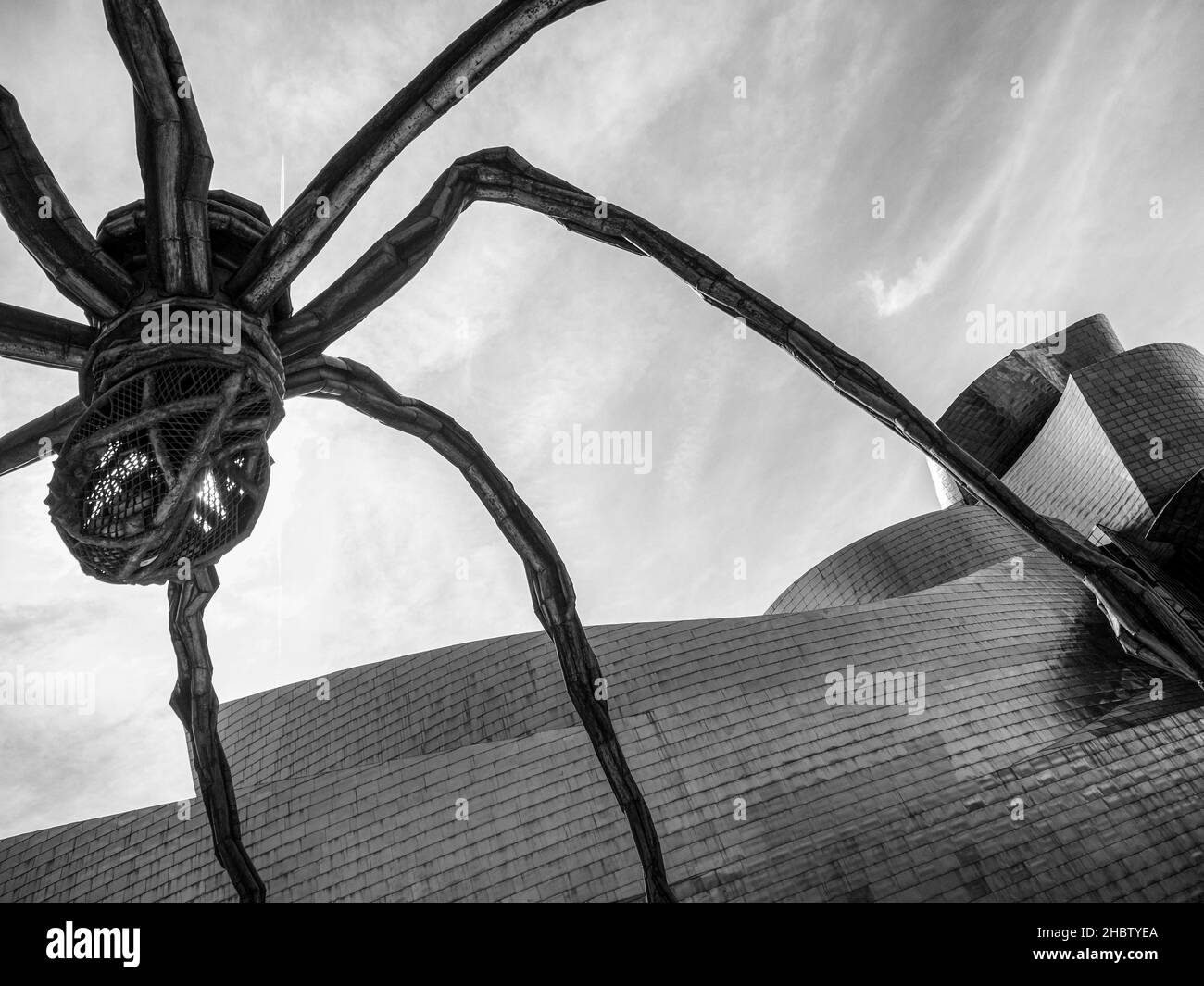 Bilbao, Paesi Baschi, Spagna. Settembre 2017. Mamman, la scultura di un ragno dell'artista Louise Bourgeois, di fronte al Museo d'Arte Foto Stock