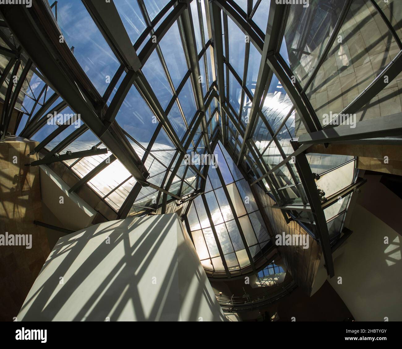 Bilbao, Paesi Baschi, Spagna. Settembre 2017. La luce penetra attraverso la cupola di vetro all'interno del Museo Guggenheim di Arte Contemporanea Foto Stock