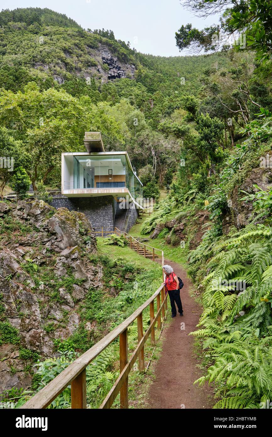 L'inizio della discesa alla Furna do Enxofre, all'interno del cratere, con il Centro Interpretazione. Isola Graciosa, Azzorre. Portogallo (MR) Foto Stock