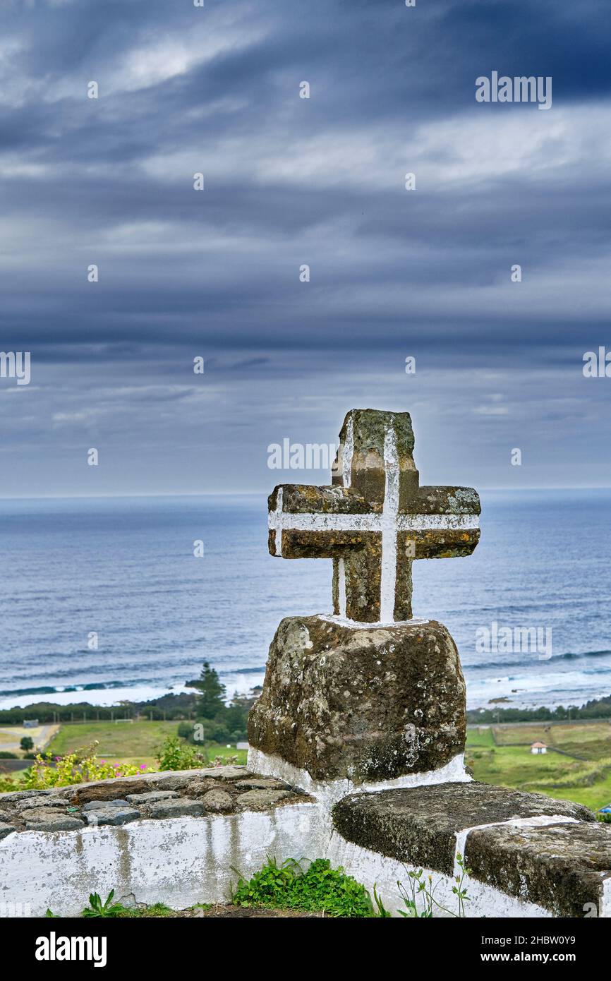 La croce cristiana di fronte all'Oceano Atlantico. Isola Graciosa, Azzorre. Portogallo Foto Stock