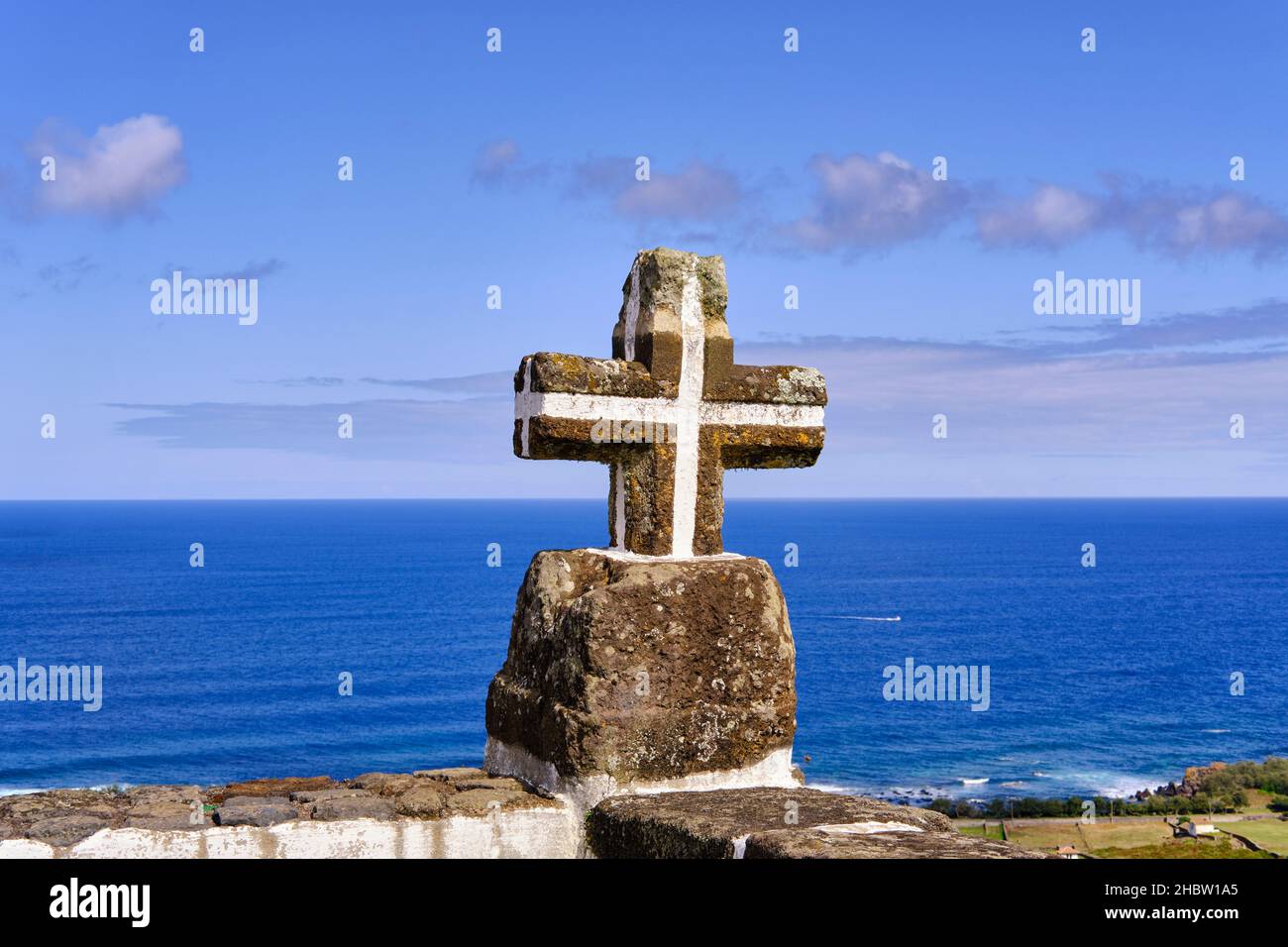 La croce cristiana di fronte all'Oceano Atlantico. Isola Graciosa, Azzorre. Portogallo Foto Stock