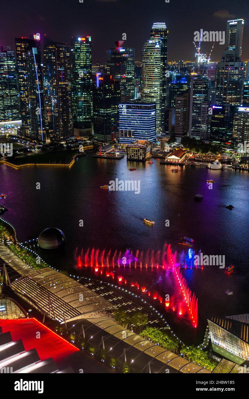 Lo spettacolo di luci e acqua Spectra si affaccia dal Marina Bay Sands Hotel e si affaccia sul quartiere finanziario di Singapore Foto Stock