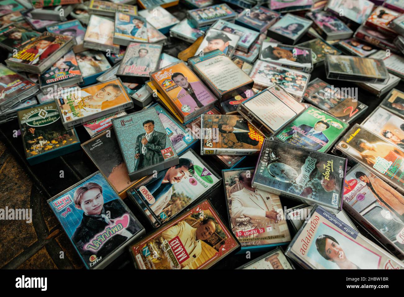 Mucchio di cassette con musica tailandese al mercato di strada a Bangkok, Thailandia Foto Stock