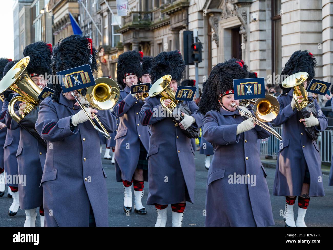 Gruppo militare di reggimento scozzese che suona strumenti in ottone alla sfilata del festival Diwali, George Street, Edimburgo, Scozia, Regno Unito Foto Stock