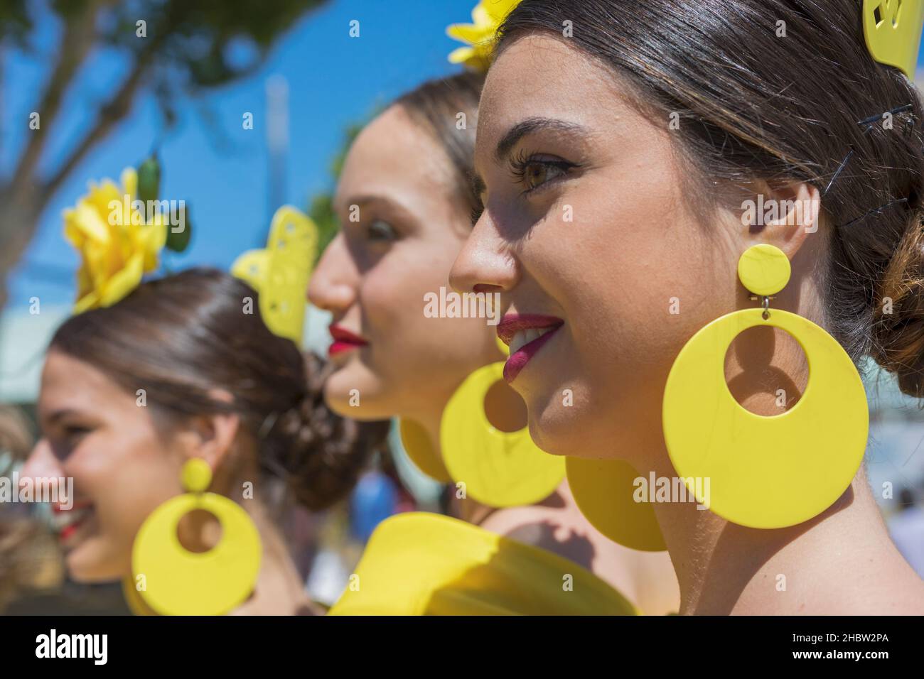 Siviglia, provincia di Siviglia, in Andalusia Spagna meridionale. Feria de Abril, la fiera di aprile. Tre giovani donne vestiti nei loro fiesta raffinatezze. Foto Stock