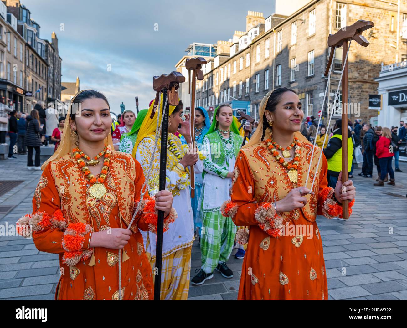Ballerini indiani con abiti colorati, evento del festival di Diwali, Edimburgo, Scozia, Regno Unito Foto Stock