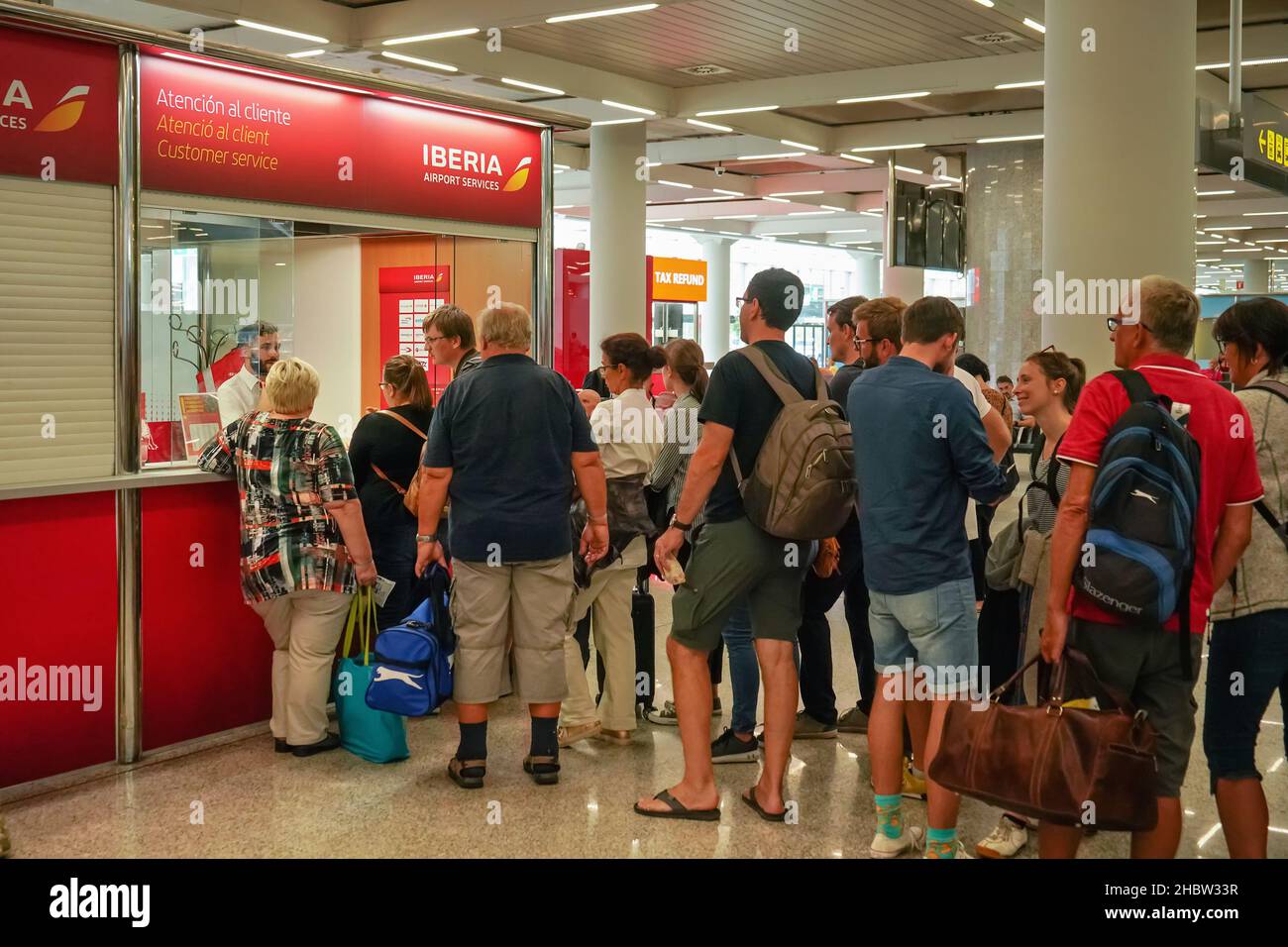 Palma, Spagna - 25 settembre 2019: Passeggeri in attesa in coda presso il chiosco Iberia Customer Services. Iberia compagnie aeree sono la principale compagnia aerea in Spagna, stabilire Foto Stock