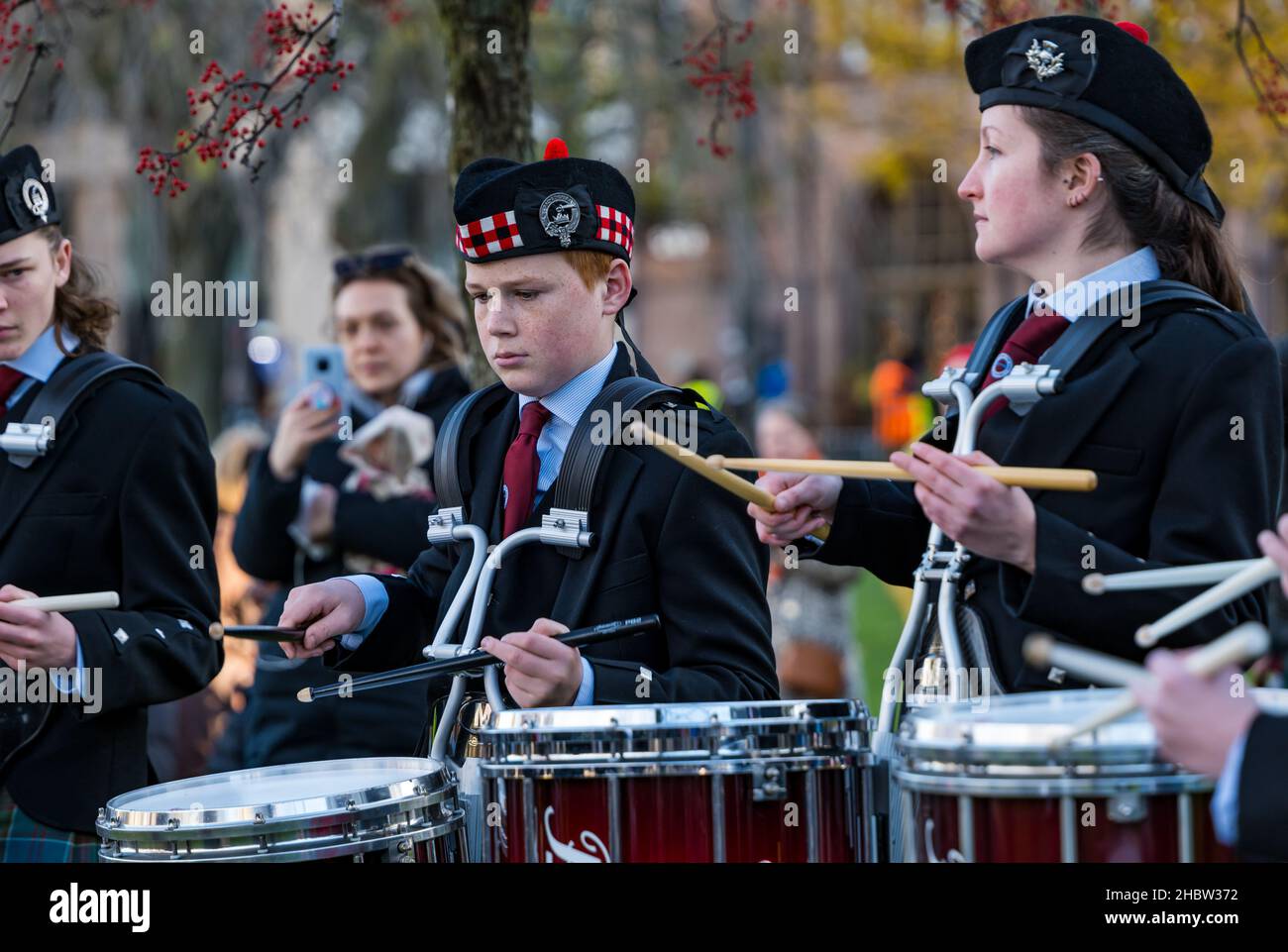 Boy suona drum in Scottish Pipe band, evento del festival di Diwali, Edimburgo, Scozia, Regno Unito Foto Stock