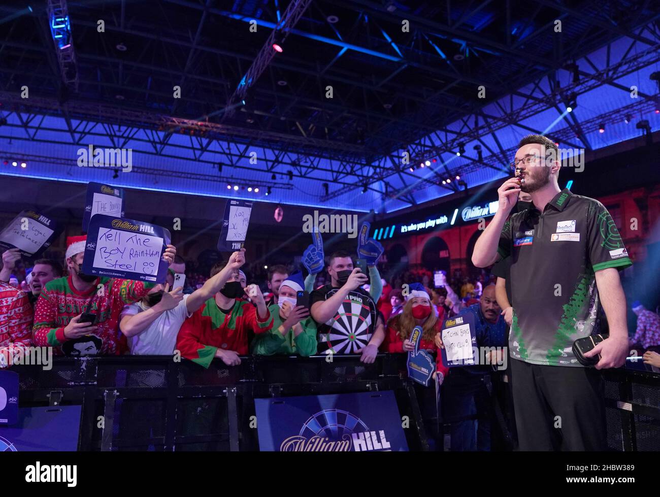 Adam Hunt bacia il suo fascino di buona fortuna prima di camminare durante il giorno sette del campionato mondiale di freccette di William Hill ad Alexandra Palace, Londra. Data foto: Martedì 21 dicembre 2021. Foto Stock