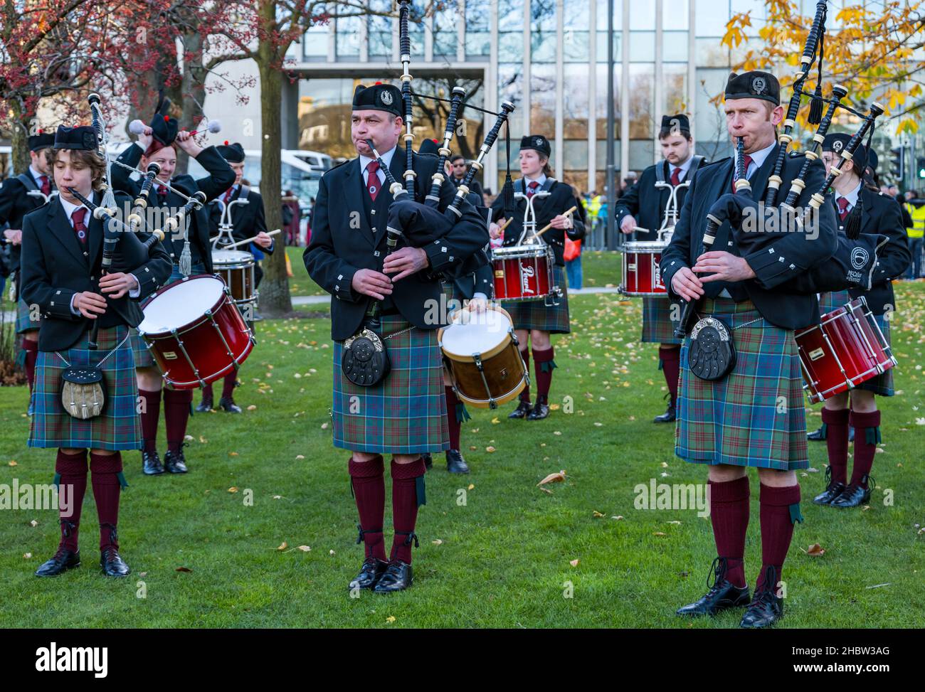 Suonatori di cornamuse e batteristi che indossano forni, band scozzese di pipe, festival di Diwali, Edimburgo, Scozia, REGNO UNITO Foto Stock