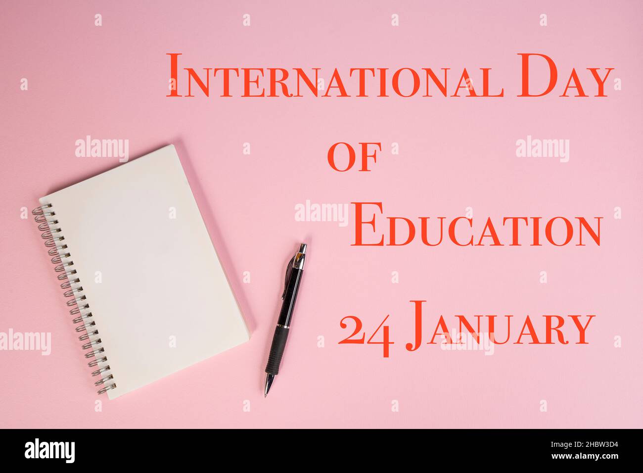 la rappresentazione della giornata internazionale dell'educazione con un taccuino su un tavolo Foto Stock