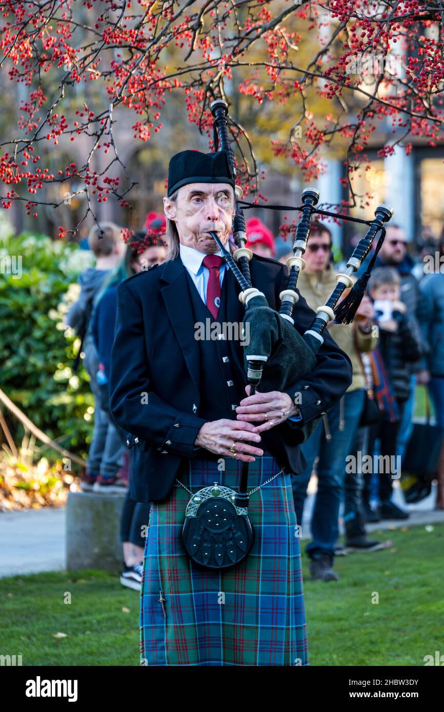 Uomo scozzese che indossa un kilt di cornamuse, evento del festival di Diwali, Edimburgo, Scozia, Regno Unito Foto Stock