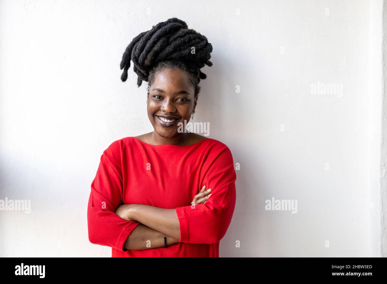 Ritratto di una giovane donna sorridente in casa Foto Stock