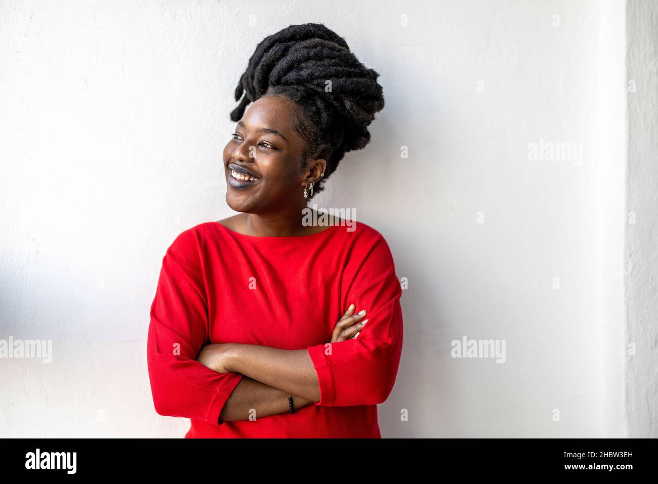 Ritratto di una giovane donna sorridente in casa Foto Stock