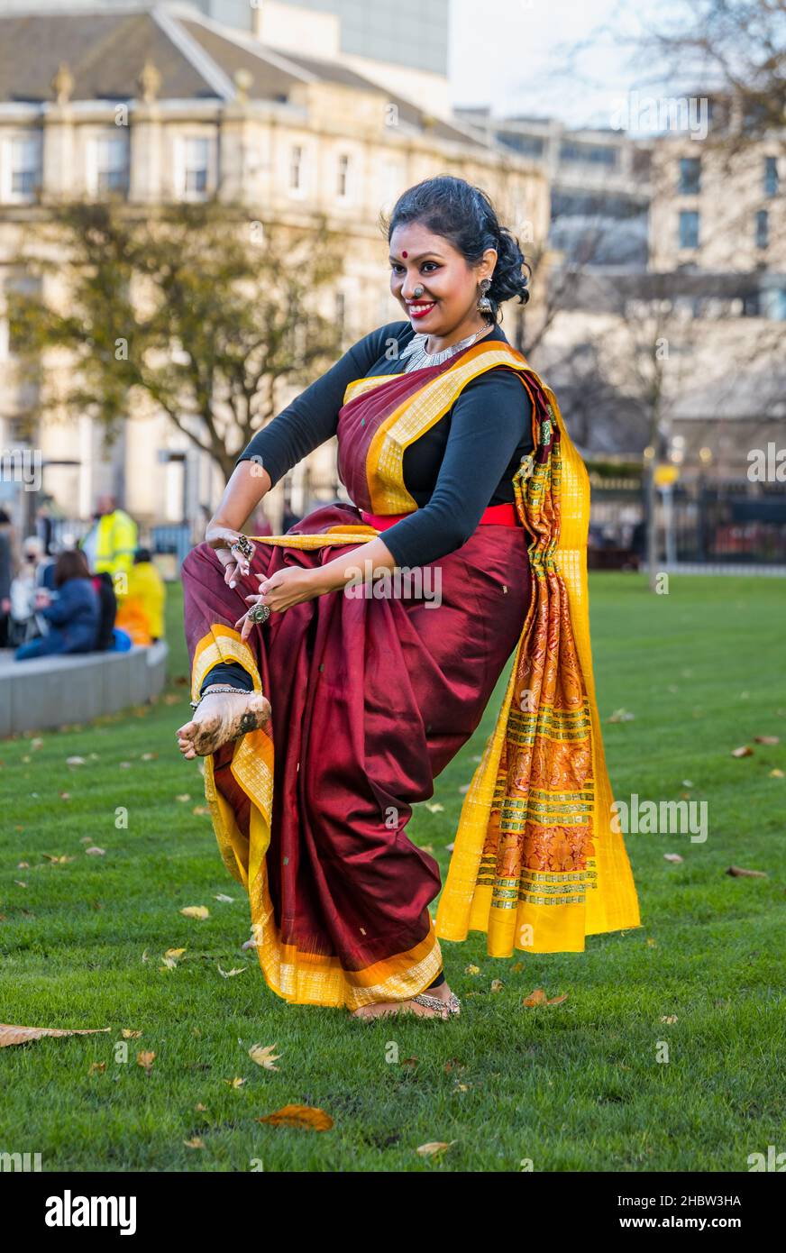Danzatrice indiana in posa, evento del festival di Diwali, Edimburgo, Scozia, Regno Unito Foto Stock