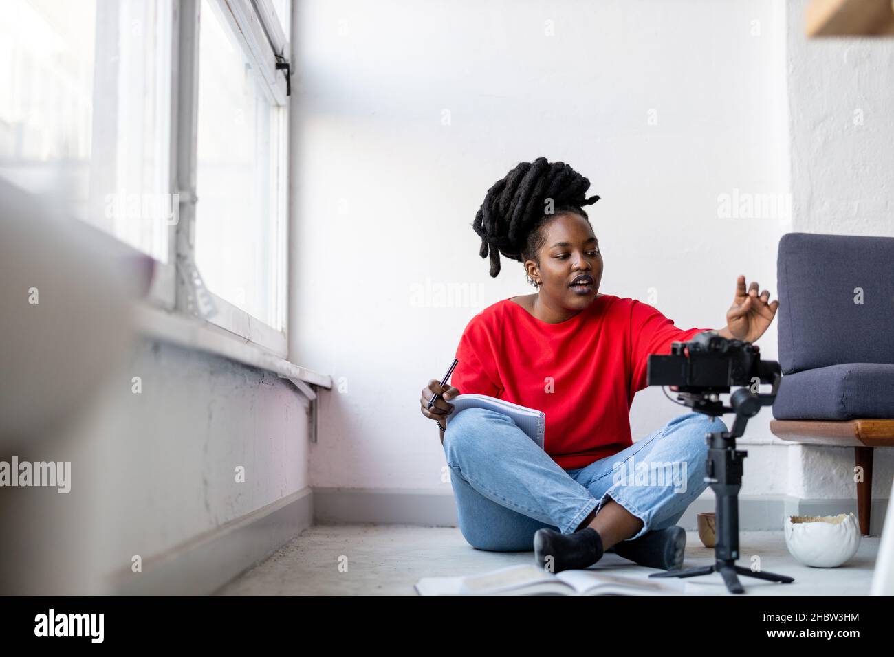 Vlogger femminile che fa video sui social media Foto Stock