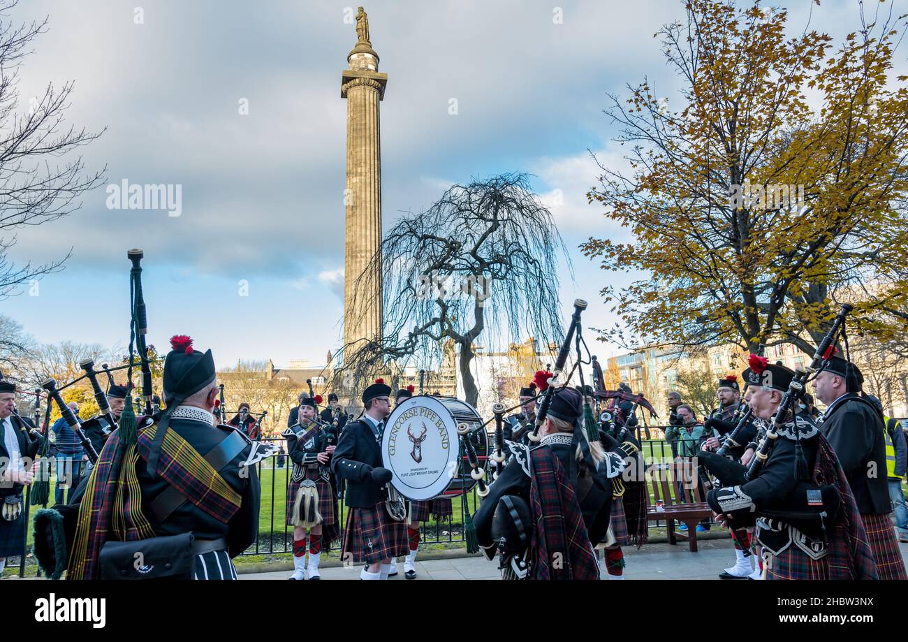 Band scozzese di pipe che indossa i kilt che suonano al festival di Diwali, St Andrew Square, Edimburgo, Scozia, Regno Unito Foto Stock