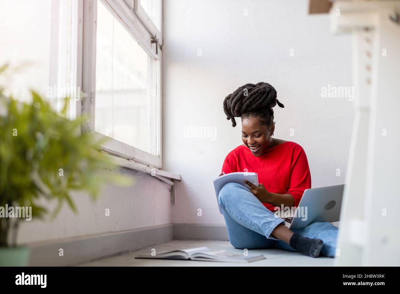 Giovane donna che lavora in un'azienda creativa di start-up Foto Stock