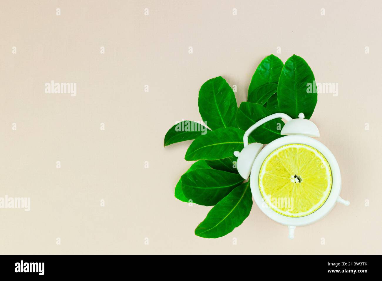 Orologio al limone. Cibo sano e concetto di cibo. Orologio fatto con limone. Cibo sano e concetto di cibo Foto Stock