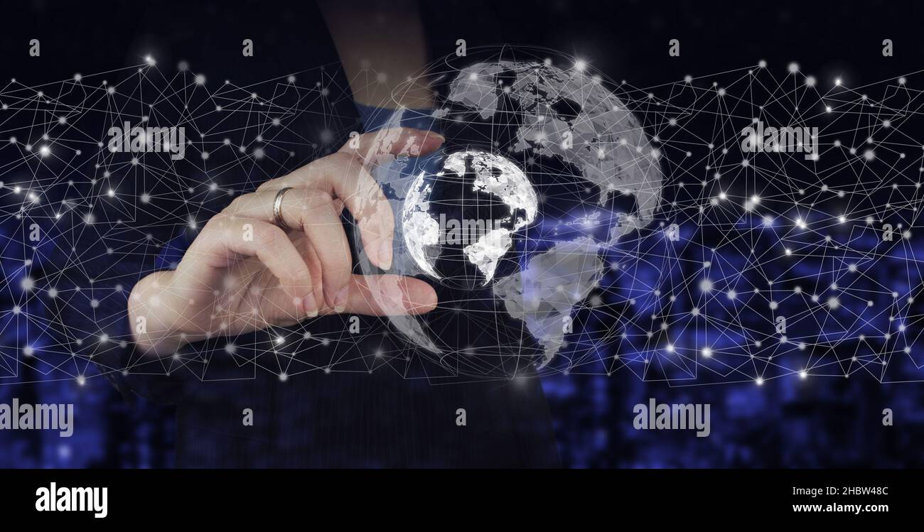 Concetto di tecnologie globali. Mano Hold mondo ologramma digitale, terra, mappa, segno globo sulla città sfondo sfocato scuro. Concetto di connessione globale Foto Stock