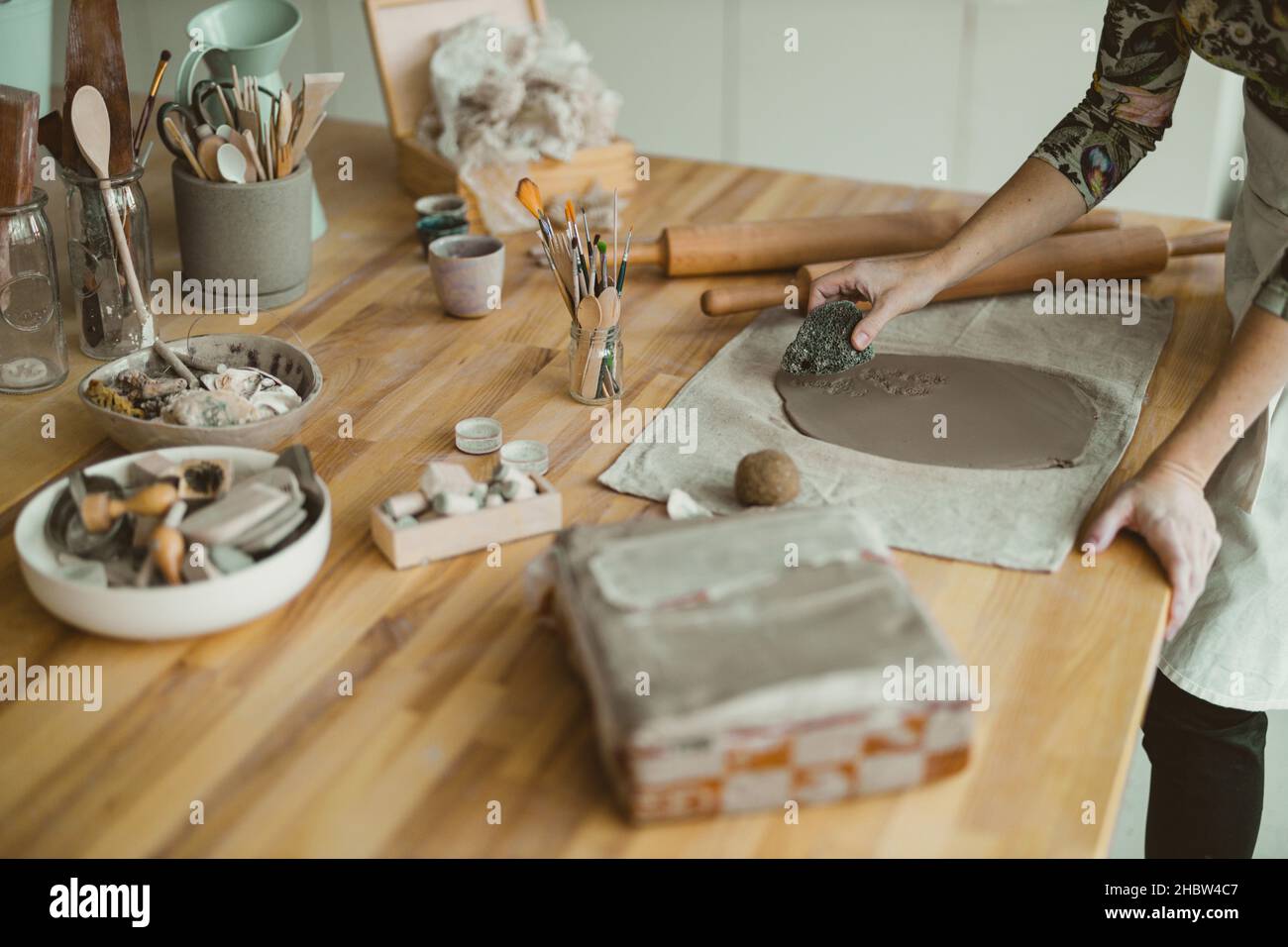 Primo piano di artigiani che lavorano in ceramica in officina Foto Stock