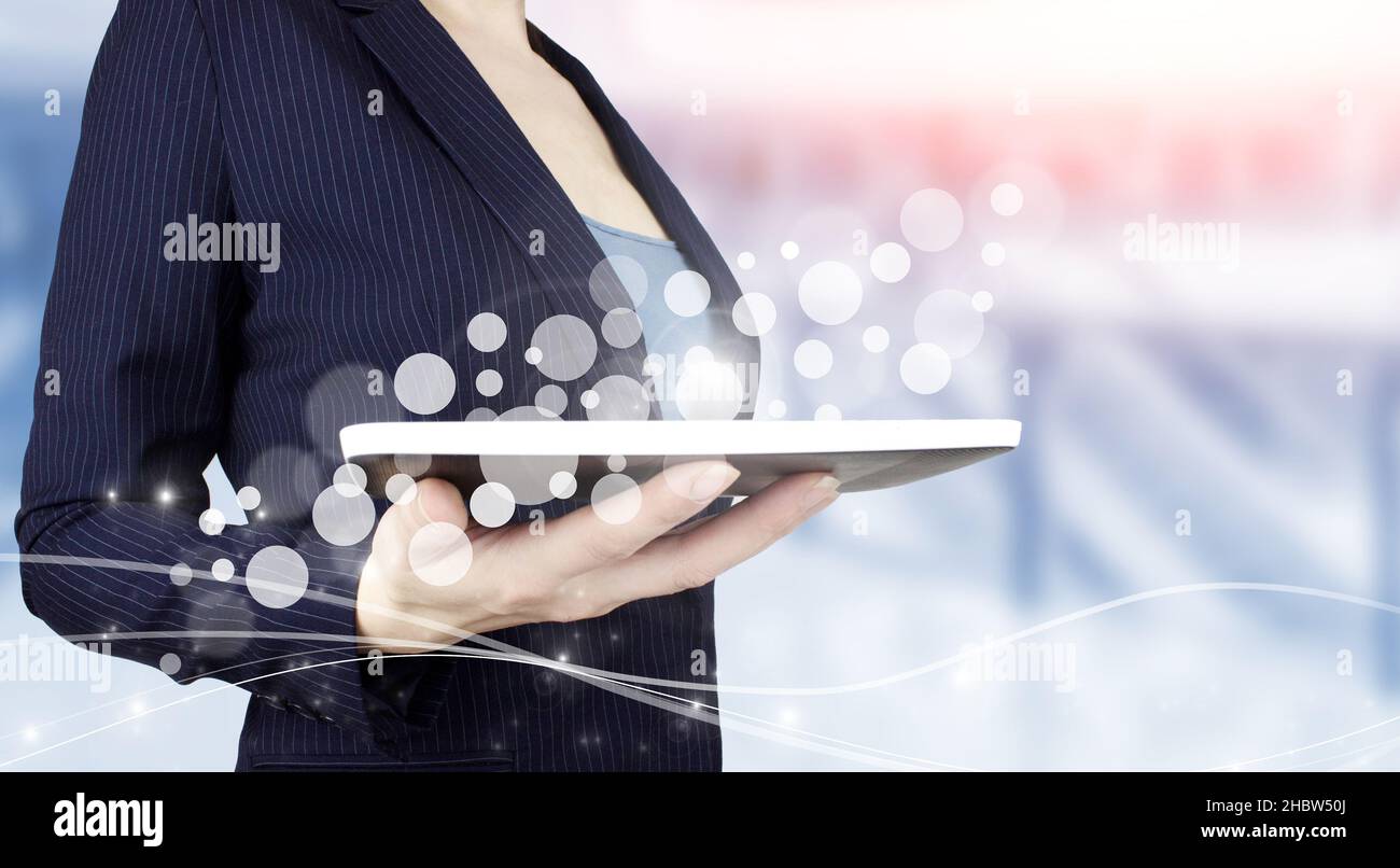 Innovazione, tecnologia di concetto dei big data. Tenere la mano bianca tablet con ologramma digitale mockup dati cerchi segno su sfondo chiaro sfocato Foto Stock