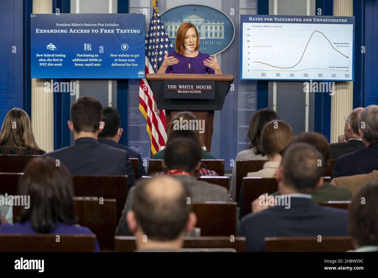 Washington, Stati Uniti. 21st Dic 2021. Il segretario alla stampa della Casa Bianca Jen Psaki partecipa a una conferenza stampa durante la quale ha fatto domande sulla situazione COVID-19 del presidente americano Joe Biden alla Casa Bianca, a Washington, DC, martedì 21 dicembre, 2021. Foto di Ken Cedeno/UPI Credit: UPI/Alamy Live News Foto Stock